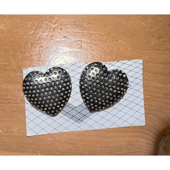 Vintage  Silver‎ Heart Dot Pattern Post Earrings - Picture 1 of 1